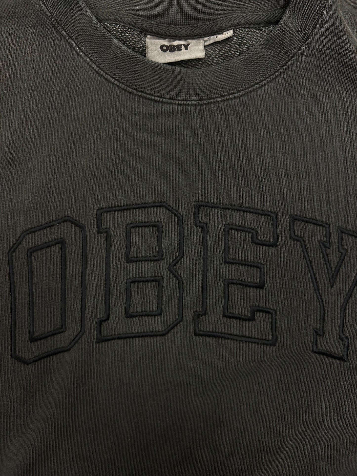 Felpa Obey paricollo